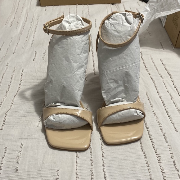 Nude high shine heels - Picture 3 of 9